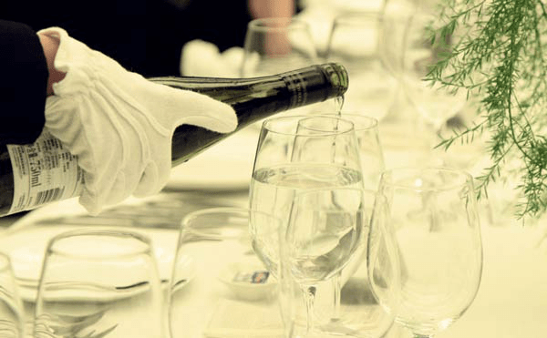 加强葡萄酒倒酒的礼仪（少量，高酒精）常识
