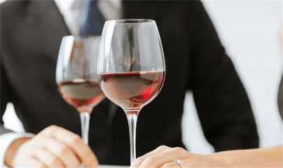葡萄酒品鉴会的基本礼仪（准时 / 着装得体）常识