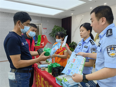 避免手持杯身影响酒温的礼仪常识