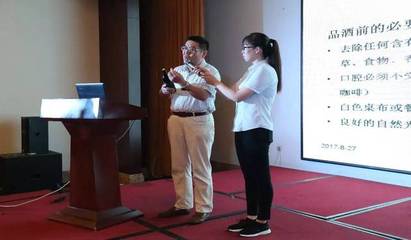 品酒时离场的礼仪（轻声告知身边人）常识