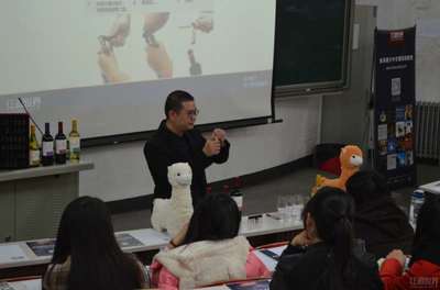 品酒会上倾听专业讲师讲解的礼仪常识