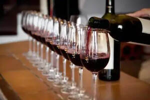 葡萄酒开瓶与倒酒技巧：提升消费过程中的仪式感​