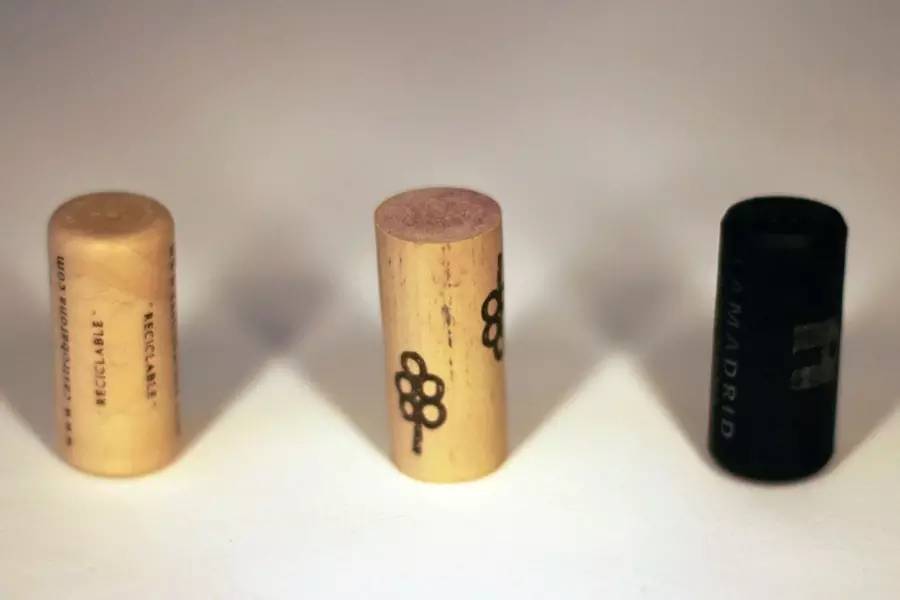 葡萄酒灌装后压塞（天然软木塞 / 合成塞）工艺