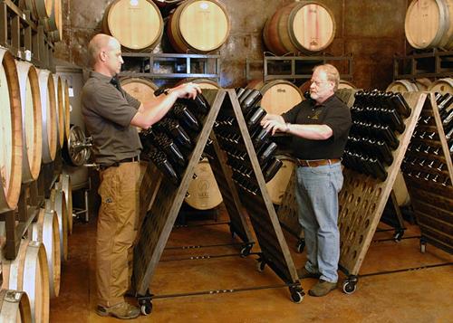 起泡葡萄酒传统法转瓶（riddling）工艺（手工 / 机械）