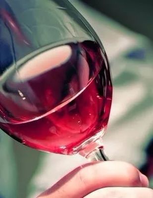 干红葡萄酒醒酒需求（年轻红酒需醒酒软化单宁）常识