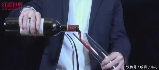 醒酒器倒酒的礼仪（缓慢倾倒，避免沉淀倒入杯中）常识