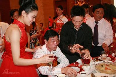 婚宴敬酒的顺序（新人先敬长辈，再敬宾客）常识