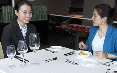 多人品酒时的交流礼仪(不打断他人评价)常识